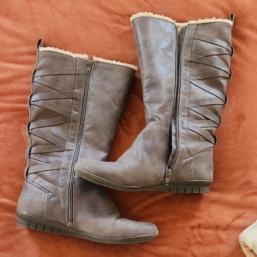 Cliffs by WHITE MOUNTAIN Gray Winter Boots with Ruched Design